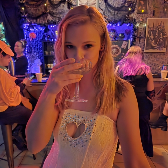 Sabrina Carpenter pale yellow heart rhinestone dress - Picture 5 of 5